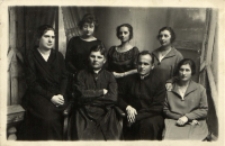 Ks. Józef Sobieszek z nauczycielami Szkoły Powszechnej w Konstantynowie