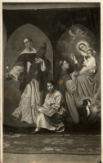 Łucja Bałzukiewiczówna na tle swoich obrazów namalowanych do kościoła w Konstantynowie