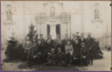 Ks. Józef Sobieszek proboszcz parafii św. Ludwika we Włodawie (1932-1948) przed kościołem