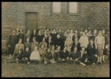 Członkinie Stowarzyszenia Młodzieży Katolickiej w Konstantynowie z ks. proboszczem Józefem Sobieszkiem