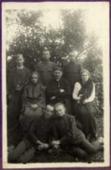 Ks. Józef Sobieszek jako proboszcz parafii św. Elżbiety Węgierskiej w Konstantynowie (1919-1932) z nauczycielkami i uczniami