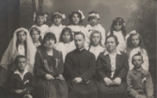 Dzieci do I komunii świętej z Ustrzeszy w parafii Trójcy Świętej w Radzyniu Podlaskim z ks. Tadeuszem Filaberem