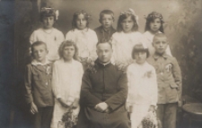 Dzieci do I komunii świętej w parafii Trójcy Świętej w Radzyniu Podlaskim z ks. Tadeuszem Filaberem