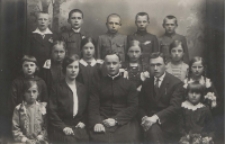 Dzieci do I komunii świętej z Branicy w parafii Trójcy Świętej w Radzyniu Podlaskim z ks. Tadeuszem Filaberem