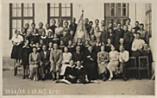 Klasa VII wraz z nauczycielami Szkoły Podstawowej nr 3 w Białej Podlaskiej przed budynkiem szkoły