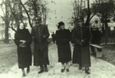 Oficerowie 34 Pułku Piechoty na spacerze w Parku Radziwiłłowskim