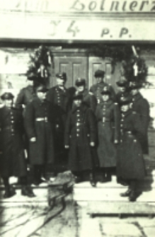 Podoficerowie 34 Pułku Piechoty w Białej Podlaskiej przed Domem Żołnierza
