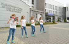 Przed budynkiem PSW im. Papieża Jana Pawła II w Białej Podlaskiej [fotografia - I miejsce]