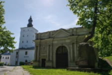 Brama wjazdowa do zespołu pałacowo-parkowego Radziwiłłów w Białej Podlaskiej [fotografia]