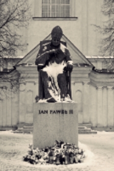 Pomnik św. Jana Pawła II na tle kościoła św. Antoniego w Białej Podlaskiej