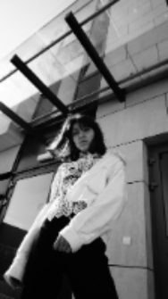 Przed budynkiem Wojewódzkiego Szpitala Zespolonego w Białej Podlaskiej [fotografia]