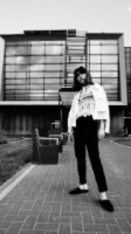 Przed budynkiem Wojewódzkiego Szpitala Zespolonego w Białej Podlaskiej [fotografia ]