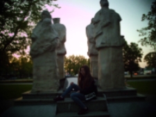 Przed Pomnikiem Pamięci Sybiraków w Białej Podlaskiej [fotografia]