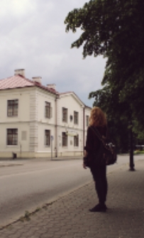 Naprzeciw budynku Liceum Ogólnokształcącego im. J. I.Kraszewskiego w Białej Podlaskiej [fotografia]