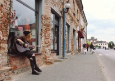 Przed sklepem na ul. Warszawskiej w Białej Podlaskiej [fotografia]