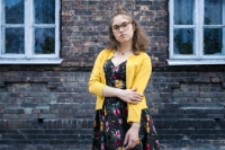 Przed domem [fotografia]