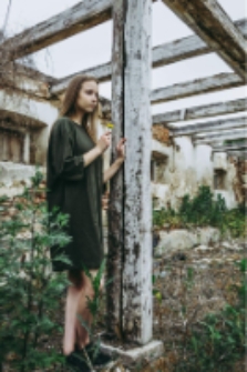 "Opuszczone, opuszczona" [fotografia]