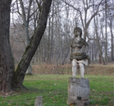Rzeźba w parku zespołu dworskiego w Roskoszy [fotografia]
