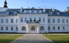 Widok na oficynę wschodnią zamku Radziwiłłów w Białej Podlaskiej, obecnie siedzibę Miejskiej Biblioteki Publicznej [fotografia]