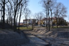 Widok na fosę w Parku Radziwiłłowskim w Białej Podlaskiej [fotografia]