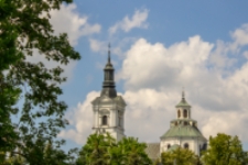 Widok na wieże kościóła rzymskokatolickiego pw. św. Anny w Kodniu [fotografia]