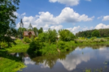 Widok na kościół rzymskokatolicki pw. św. Anny w Kodniu [fotografia]