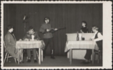 Scena ze sztuki "Niemcy" wg Leona Kruczkowskiego wystawiana przez uczniów Liceum Pedagogicznego w Leśnej Podlaskiej