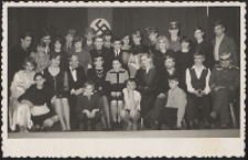 Grupa aktorów ze sztuki "Niemcy" wg Leona Kruczkowskiego wystawianej przez uczniów Liceum Pedagogicznego w Leśnej Podlaskiej