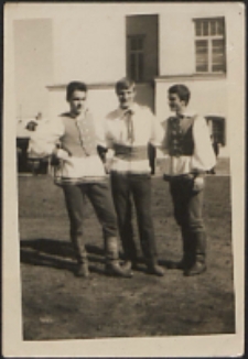 Uczestnicy widowiska "Wesele lubelskie" przed budynkiem Liceum Pedagogicznego w Leśnej Podlaskiej