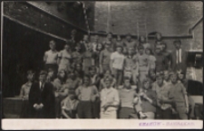 Uczniowie Liceum Pedagogicznego w Leśnej Podlaskiej na wycieczce przed Barbakanem w Krakowie