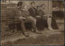 Uczniowie na ławeczce przy budynku gospodarczym Liceum Pedagogicznego w Leśnej Podlaskiej