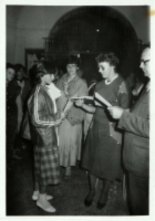 Podsumowanie etapu wojewódzkiego konkursu plastycznego "Gdybym był pisarzem i malarzem" 1988 w pomieszczeniach Muzeum Okregowego