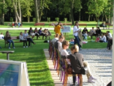 "Księgozbiór" akcja zbiorowego czytania książek w przestrzeni publicznej - w Parku Radziwiłłowskim w Białej Podlaskiej,11.08.2016