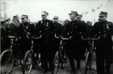 Grupa strażaków cyklistów Ochotniczej Straży Pożarnej w Białej Podlaskiej na defiladzie 11 listopada 1938 r. [fotografia]