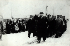 Grupa żołnierzy POW podczas defilady na ul. Warszawskiej [fotografia]