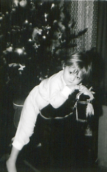 Dziewczynka na bujanym koniku przy choince