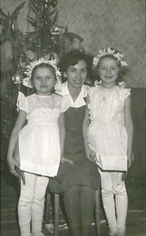 Dziewczynki przed choinką