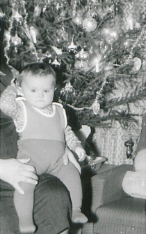 Dziecko przy choince