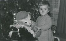 Dziewczynka z misiem przy choince