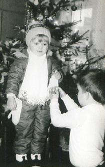 Dzieci przed choinką