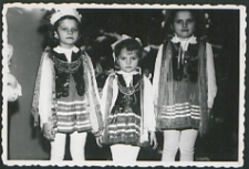 Dziewczynki w strojach ludowych przed choinką