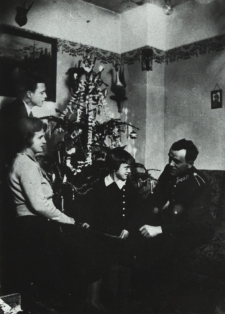 Bialska rodzina przed choinką