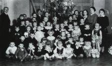 Zabawa choinkowa dzieci z przedszkola w parku w Białej Podlaskiej