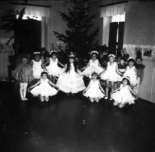 Inscenizacja choinkowa w wykonaniu dzieci z przedszkola w parku w Białej Podlaskiej