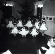 Inscenizacja choinkowa w wykonaniu dzieci z przedszkola w parku w Białej Podlaskiej