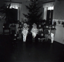 Inscenizacja choinkowa w wykonaniu dzieci z przedszkola w parku w Białej Podlaskiej