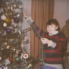 Dziewczynka dekoruje choinkę