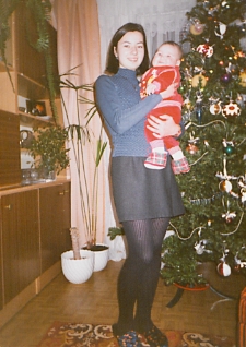 Dziewczyna z małym dzieckiem przy choince