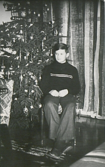 Chłopak przy choince