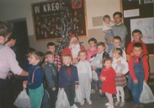 Dzieci z Mikołajem podczas zabawy choinkowej w Wojewódzkim Domu Kultury w Białej Podlaskiej
